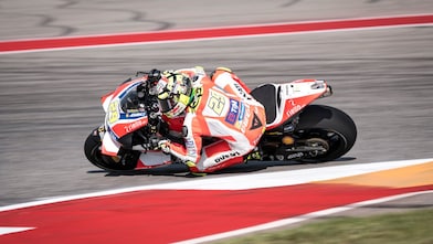 Pilote moto Ducati pendant une course du motogp