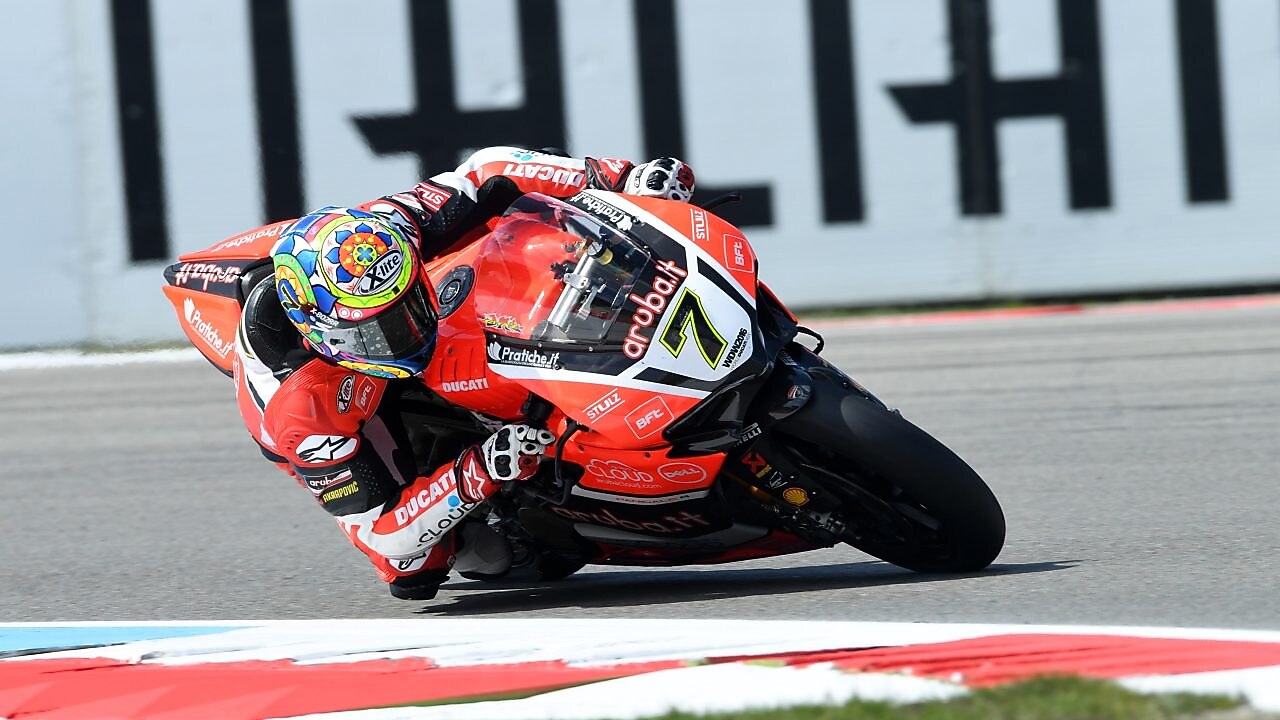 Pilote Ducati sur une superbike pendant une course de championnat du monde de Superbike