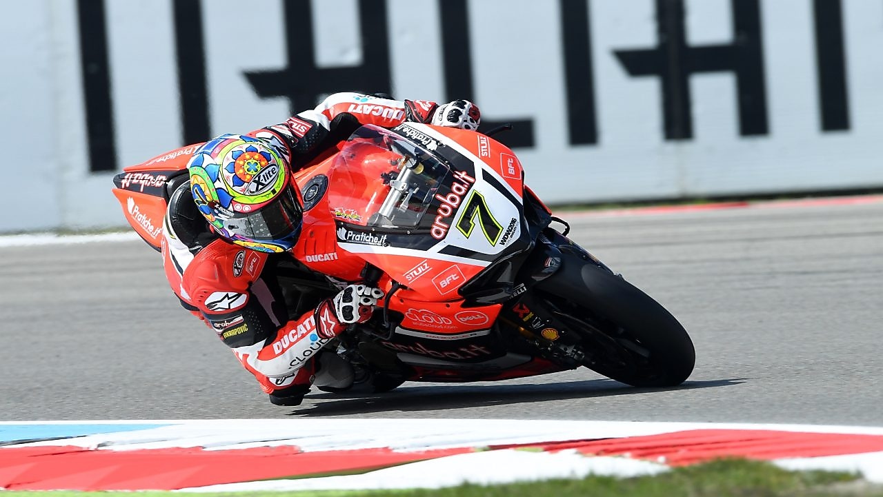 Pilote Ducati sur une superbike pendant une course de championnat du monde de Superbike