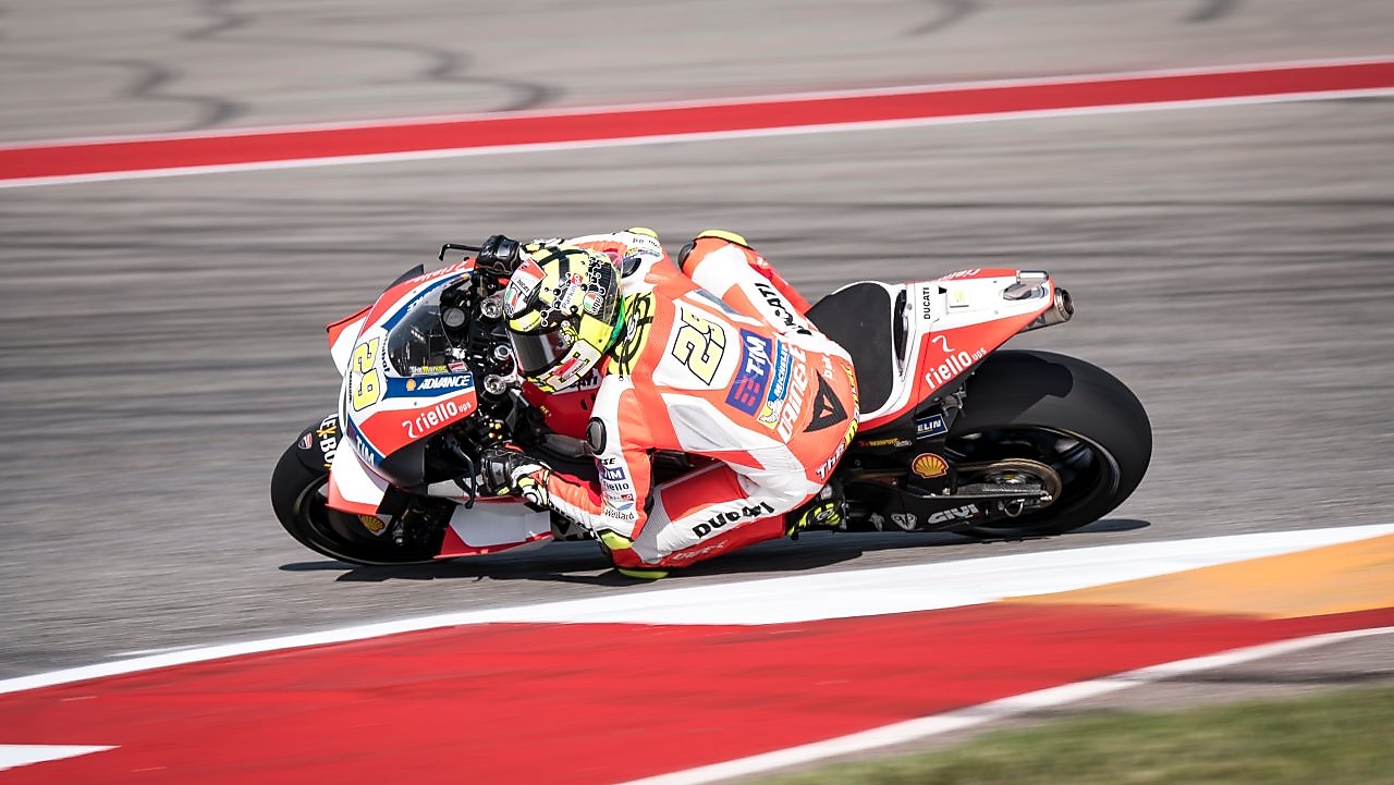 Pilote moto Ducati pendant une course du motogp