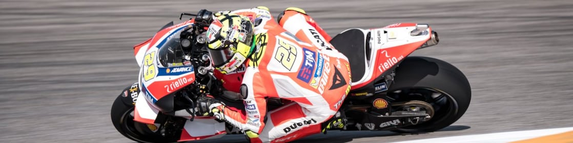 Pilote moto Ducati pendant une course du motogp
