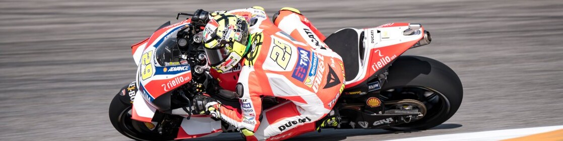 Pilote moto Ducati pendant une course du motogp