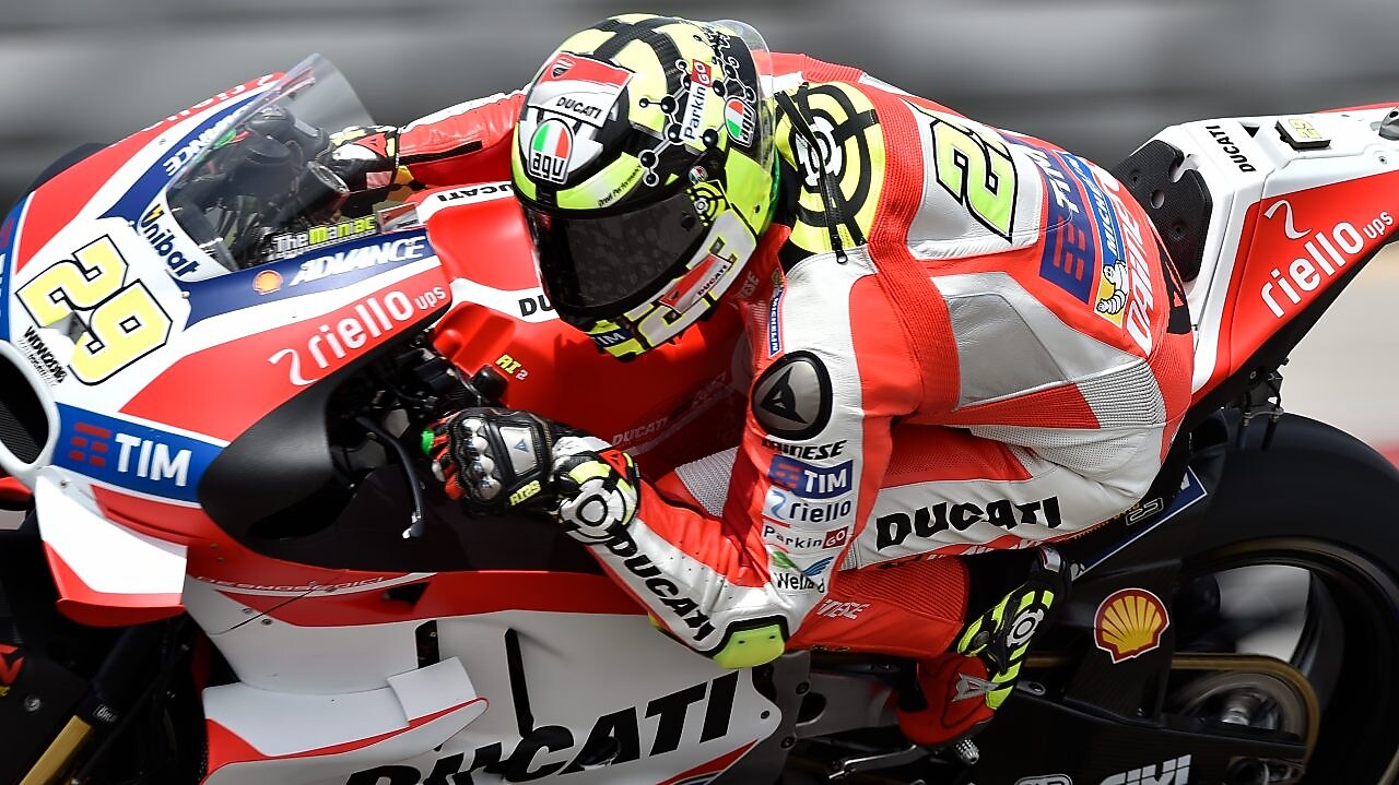 Pilote Ducati sur une superbike abordant un virage pendant une course