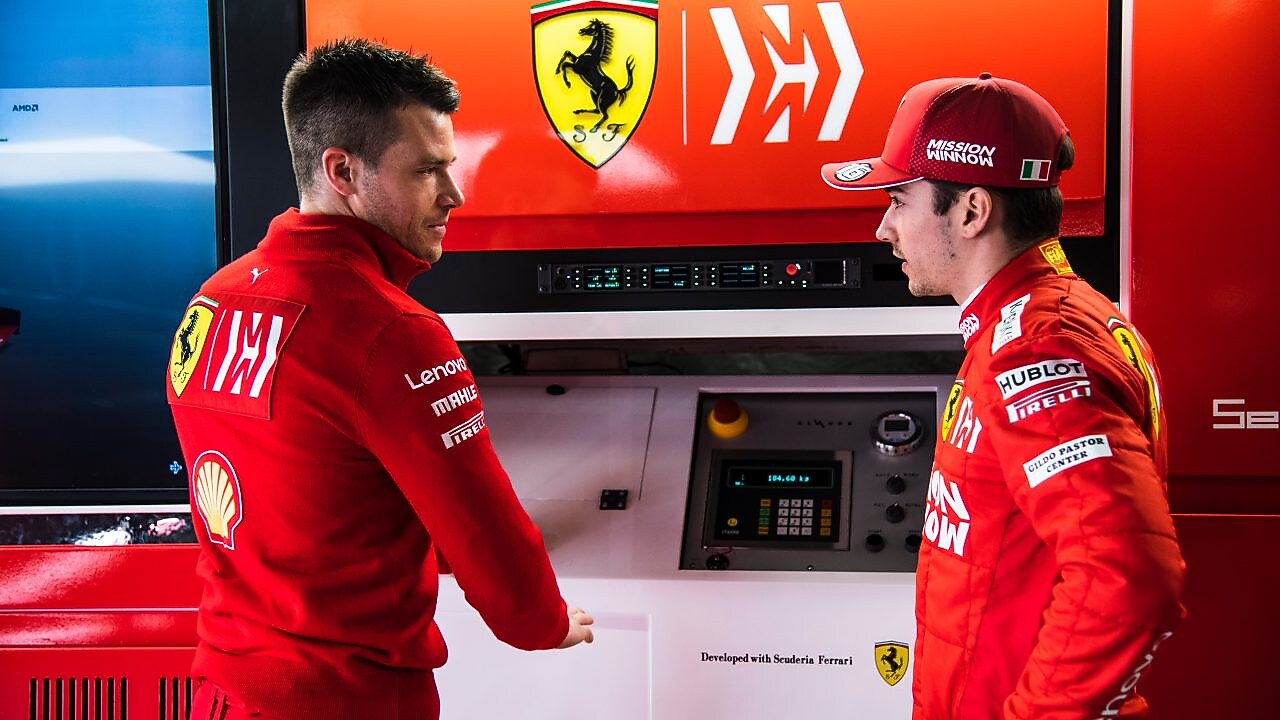 Shell  et Charles Leclerc faisant la promotion de shell v-power