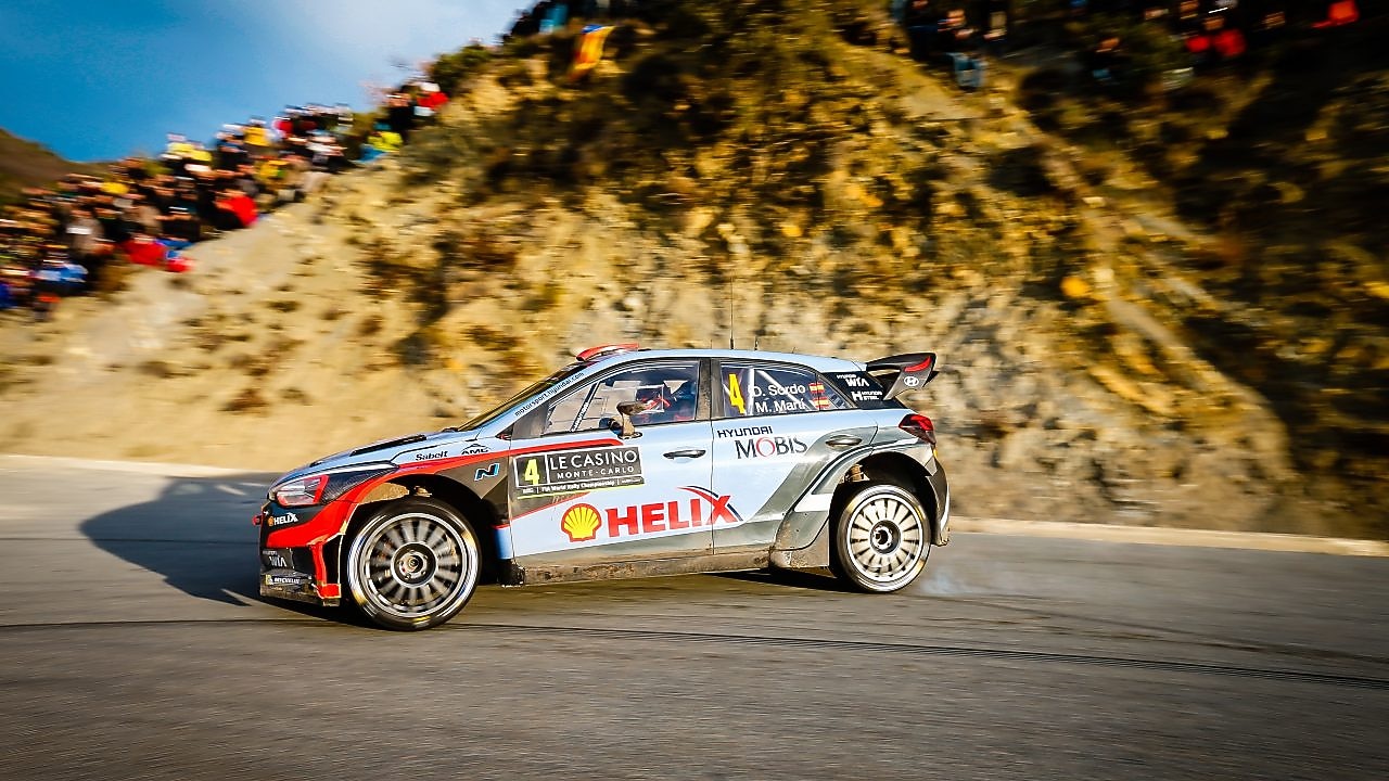 Voiture de rallye dérapant dans un virage lors du championnat du monde des rallyes