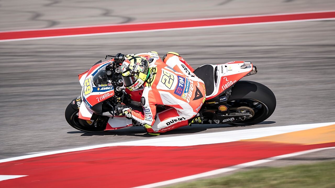 Pilote moto Ducati pendant une course du motogp