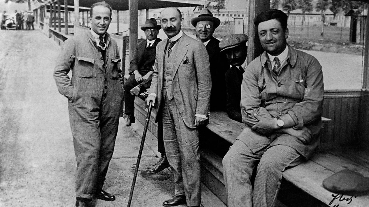 Photo d'Enzo Ferrari prise dans les années 1930