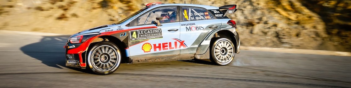 Voiture de rallye dérapant dans un virage lors du championnat du monde des rallyes