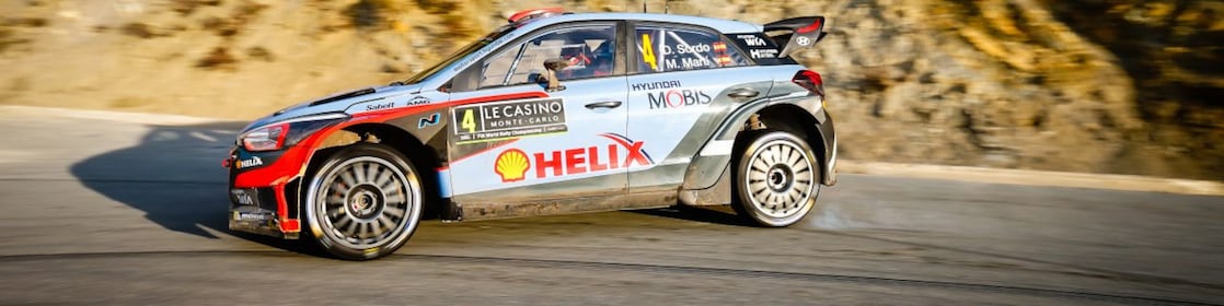 Voiture de rallye dérapant dans un virage lors du championnat du monde des rallyes