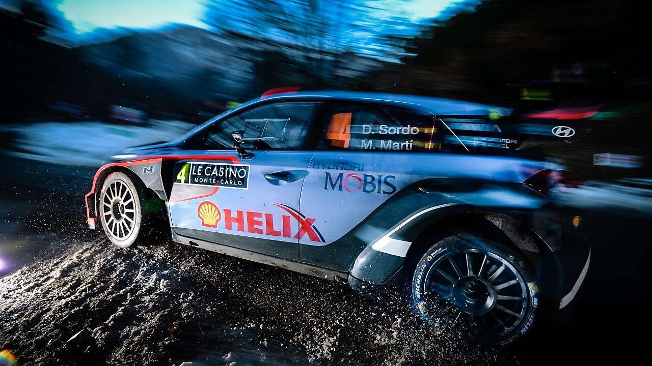 Voiture de rallye à l'aube, pendant une course du championnat du monde des rallyes