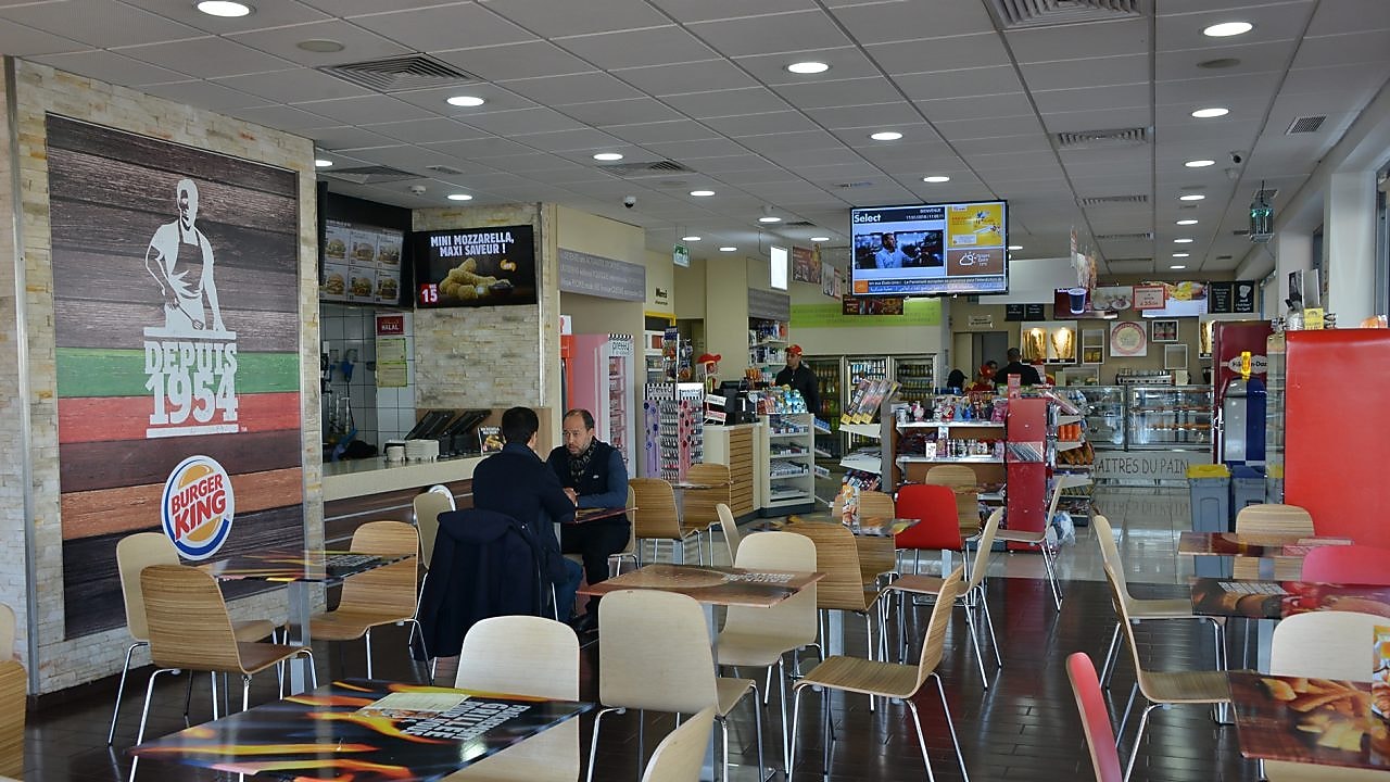 Espace de restauration au sein d'une station Shell