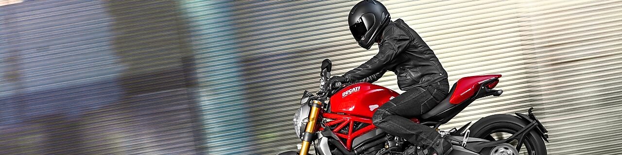 Homme conduisant une moto