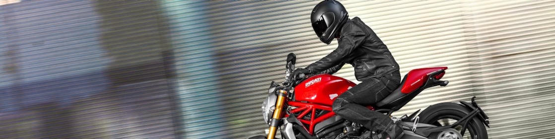 Homme conduisant une moto