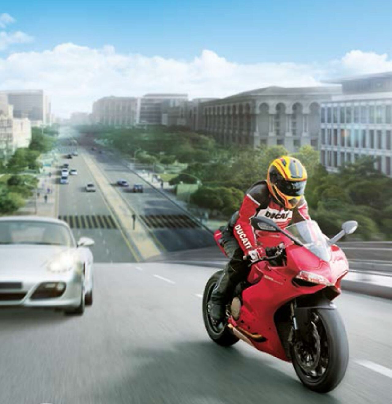 Moto et conducteur rouges sur une route avec des voitures et des bâtiments à l'arrière-plan.