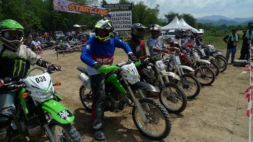 Motocross alignés au début d'une course