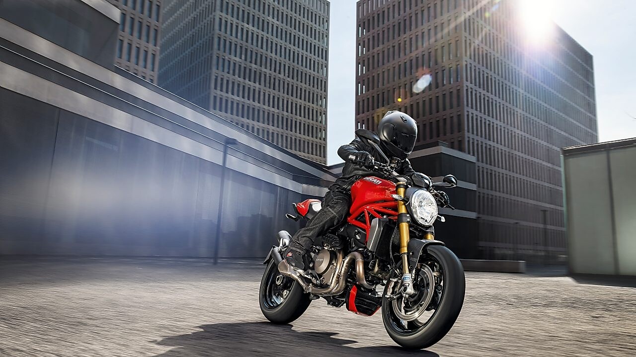 motard authentique conduisant une moto