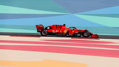 Voiture de Formule 1 Ferrari roulant sur un circuit coloré