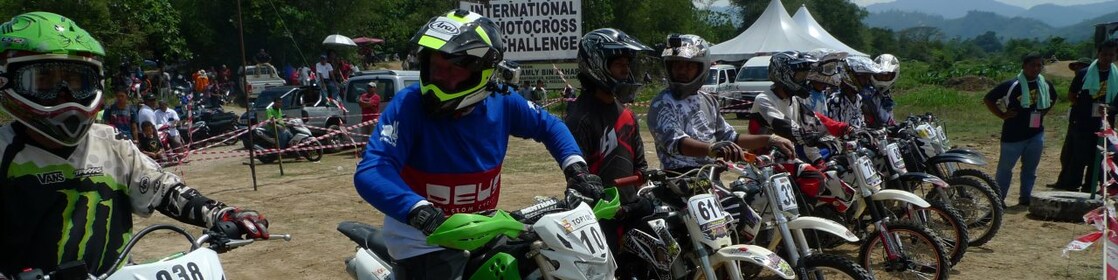 Motocross alignés au début d'une course