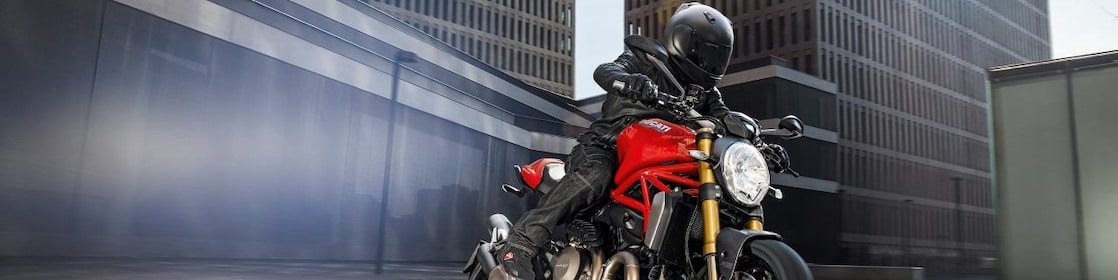 motard authentique conduisant une moto