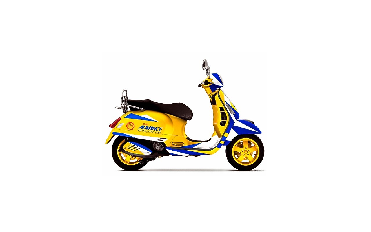 Scooter de couleur vive avec logo Shell