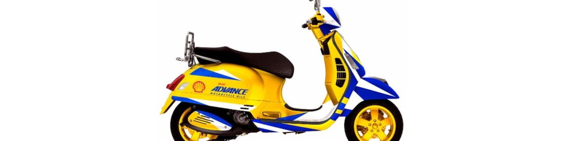Scooter de couleur vive avec logo Shell