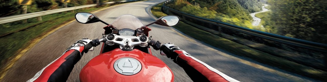 Moto rouge sur une route