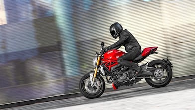 Homme conduisant une moto