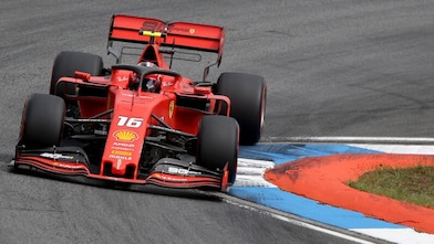 Une Ferrari rouge de la Scuderia se trouve sur une piste de course, un exemple du Partenariat Innovation de Shell Helix Ultra