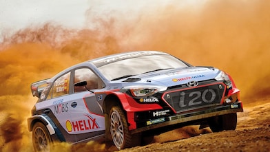 Une voiture Hyundai Motorsport génère un nuage de poussière sur une piste de course, illustrant la grande performance de l’utilisation de Shell Helix Ultra en environnements extrêmes