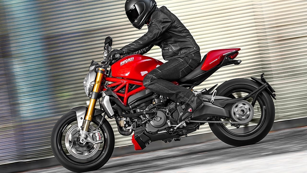 Homme conduisant une moto