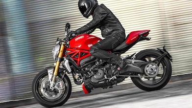 Homme conduisant une moto