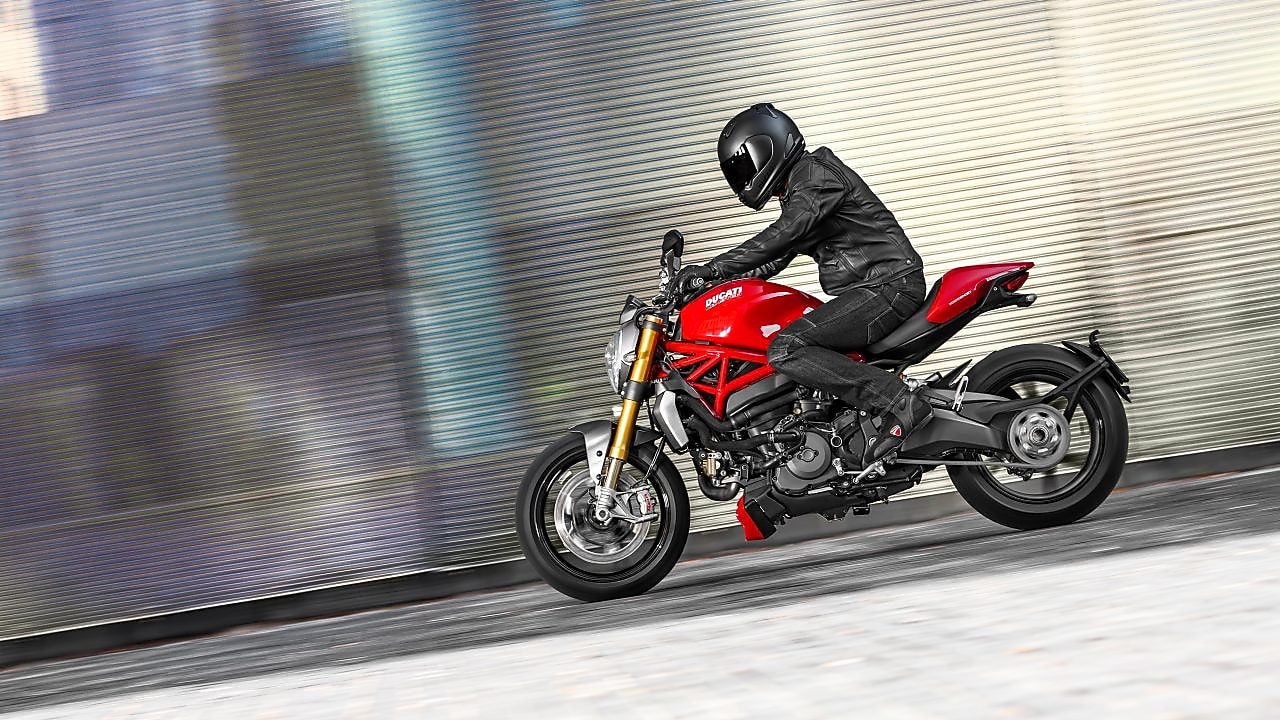 Homme conduisant une moto