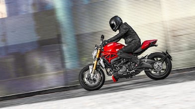 Homme conduisant une moto