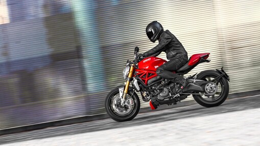 Homme conduisant une moto