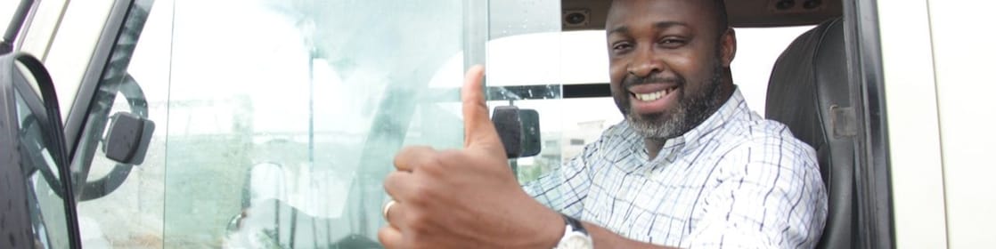 Chauffeur de camion collant son pouce vers le haut