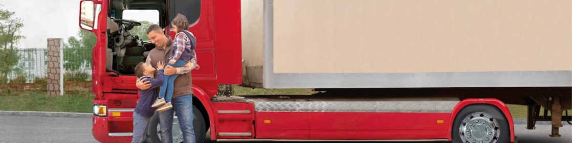 Chauffeur de camion heureux devant son engin avec ses deux enfants