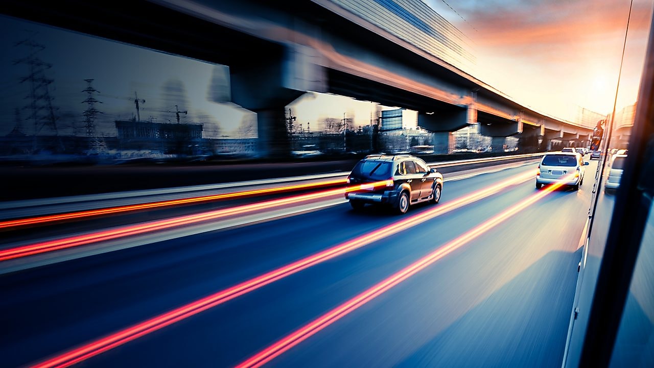 L'image retrace une voiture avec de la lumière. L'aspect de vitesse est mis en avant pour mettre en évidence la performance du carburant Shell V-Power.