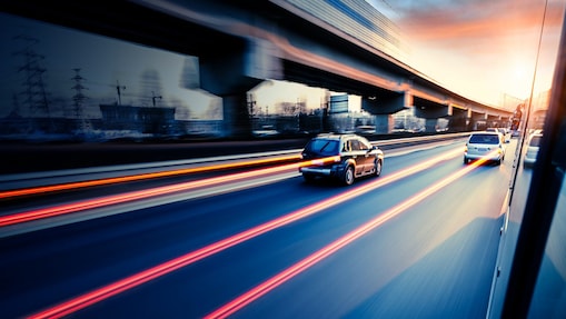 L'image retrace une voiture avec de la lumière. L'aspect de vitesse est mis en avant pour mettre en évidence la performance du carburant Shell V-Power.