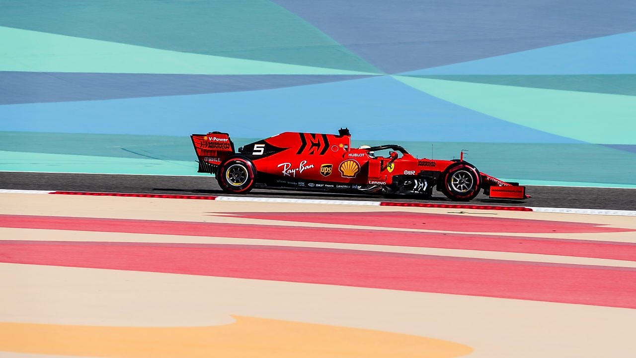 Voiture de Formule 1 Ferrari roulant sur un circuit coloré 