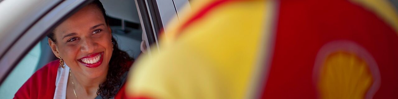 Client s'asseyant dans sa voiture